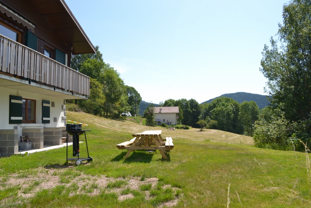 The chalet’s garden, equiped with tables and a barbecue