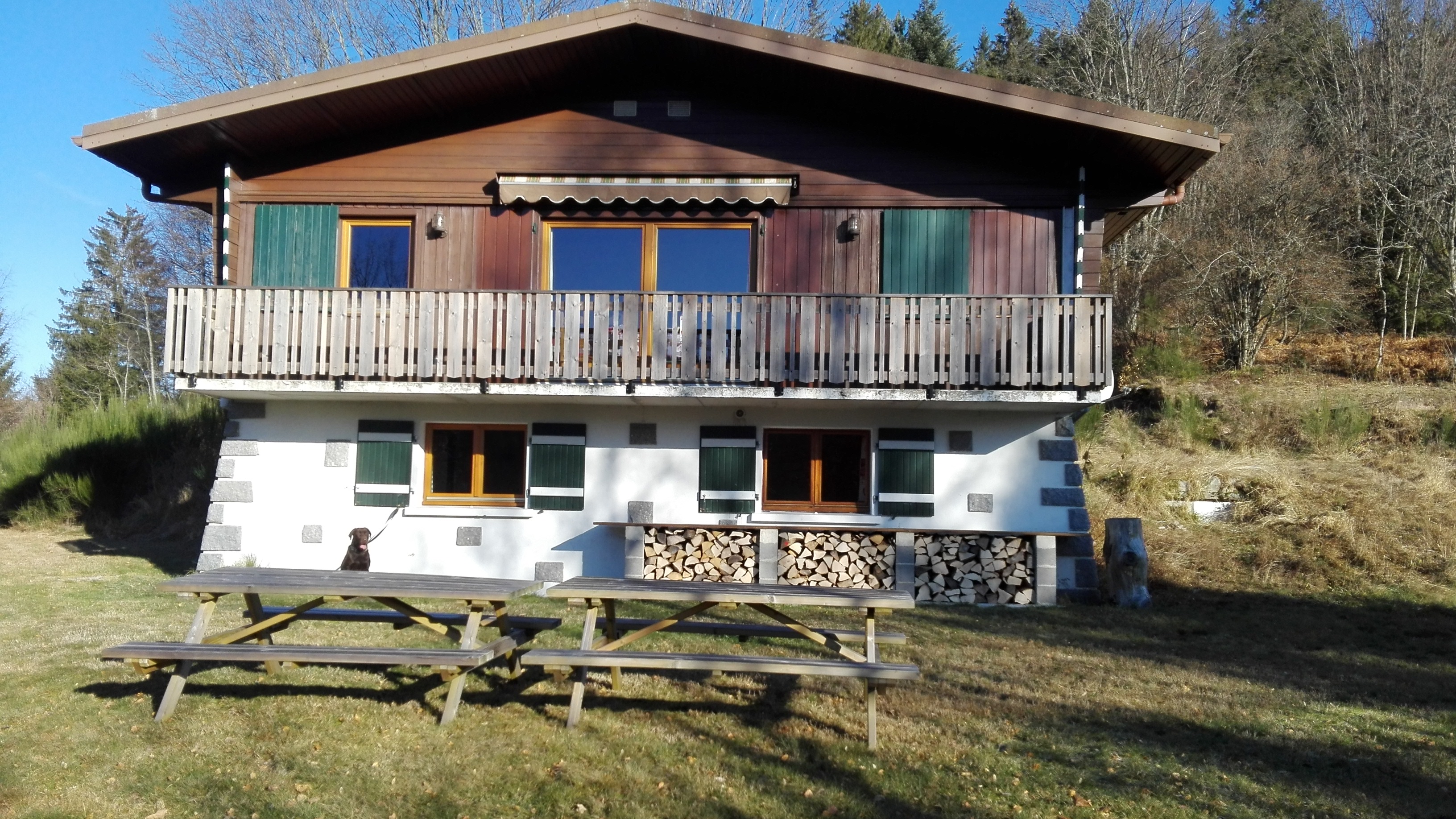 The frond of the chalet, where is located the wood storage and the garden tables