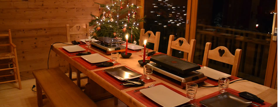 La salle à manger et la baie vitrée pendant Noël